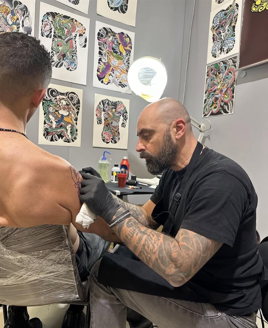 Il tatuatore al lavoro nel proprio studio