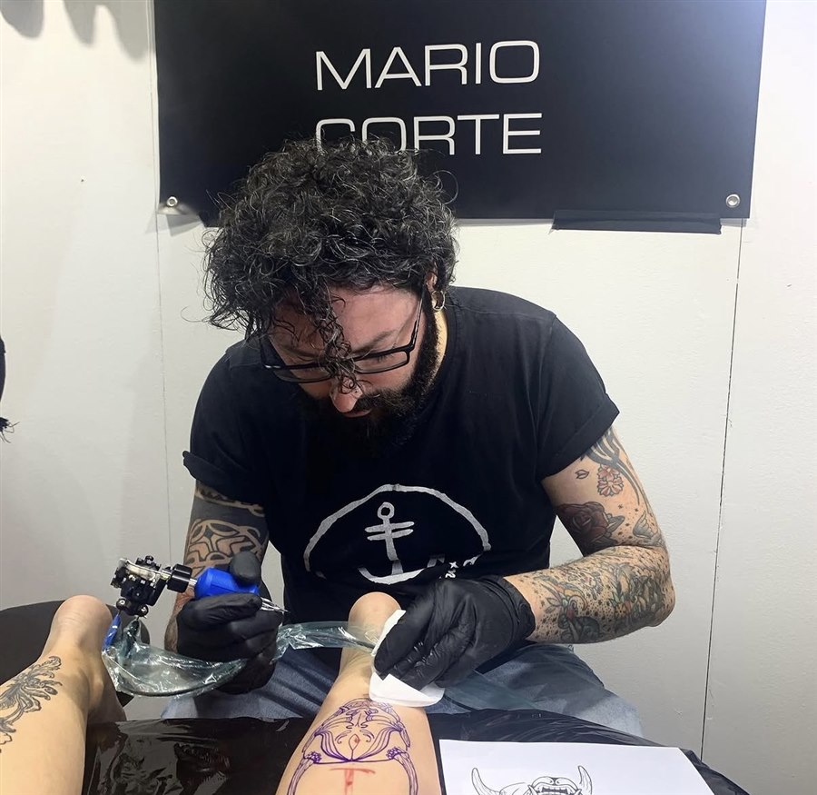 Il tatuatore al lavoro nel proprio studio
