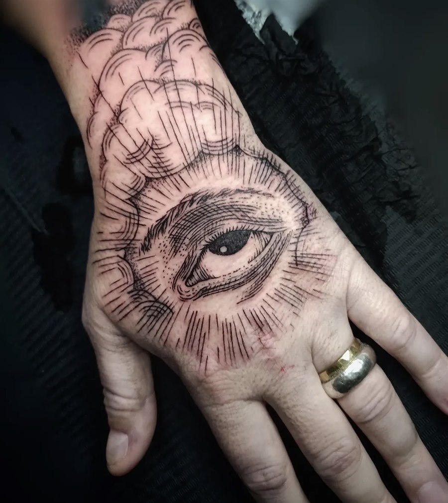Occhio inciso sul dorso della mano